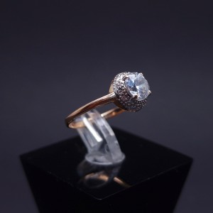 Gold ring with zircons