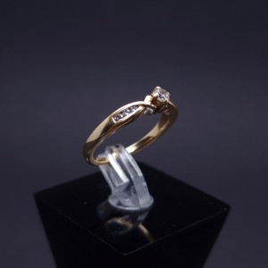 Gold ring with diamonds