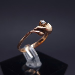 Gold ring with zircon