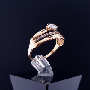 Gold ring with zircons