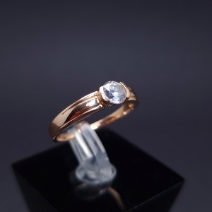 Gold ring with zircon