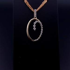 Gold pendant with diamond