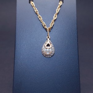 Gold pendant with pearls and zircons