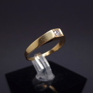 Gold ring with diamond