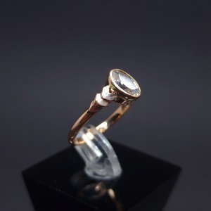 Gold ring with zircon