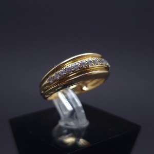 Gold ring with zircons