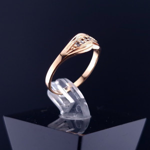 Gold ring with zircons