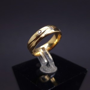 Gold ring with diamonds