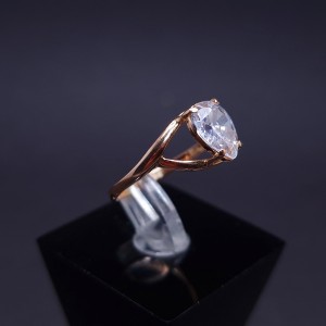 Gold ring with zircon