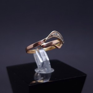 Gold ring with zircons