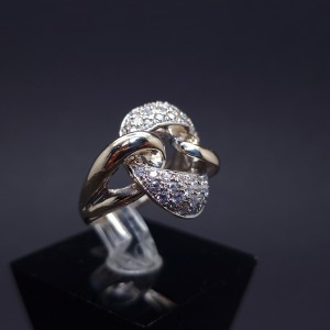 Gold ring with zircons