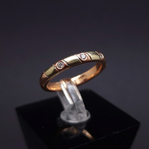 Gold ring with diamonds