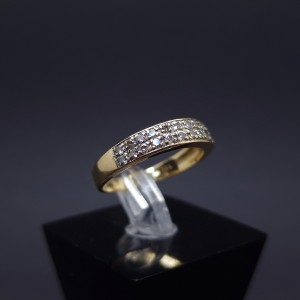 Gold ring with diamonds