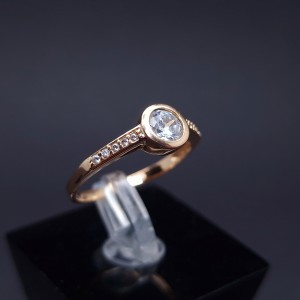 Gold ring with zircons