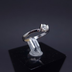 Белое золотое кольцо с бриллиантом ≈0,24ct