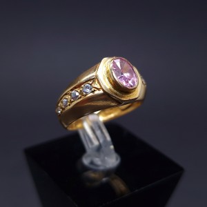 Gold ring with colored stones