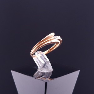 Gold ring with zircon