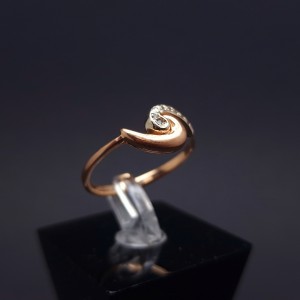 Gold ring with zircons