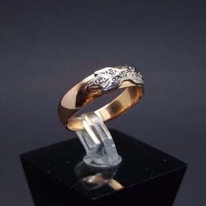 Gold ring with diamonds