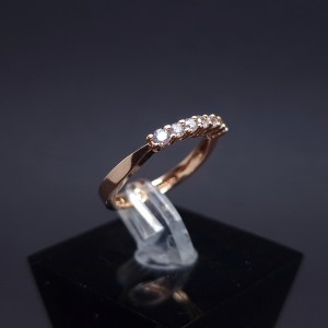 Gold ring with zircons