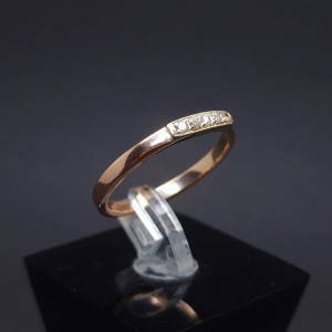 Gold ring with zircons