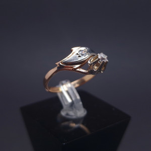 Gold ring with zircons