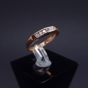 Gold ring with zircons