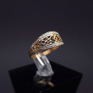 Gold ring 