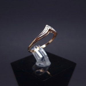 Gold ring with diamonds