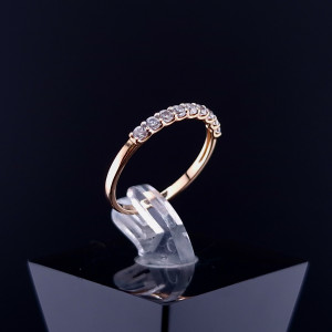 Gold ring with zircons
