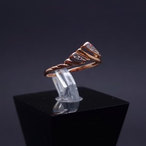 Gold ring with zircons