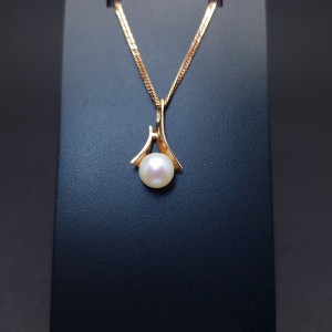 Gold pendant with pearl