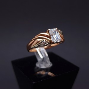 Gold ring with zircons