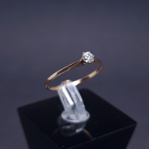 Золотое кольцо с цирконом 