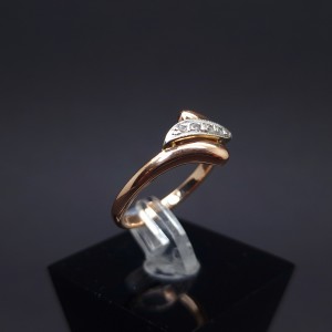 Gold ring with diamonds