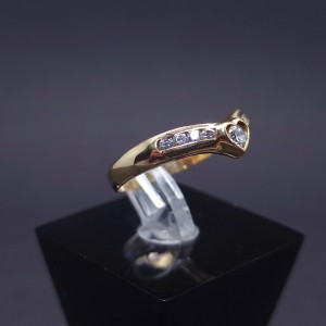 Gold ring with zircons