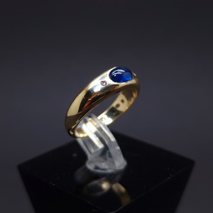 Gold ring with diamonds and colored stone