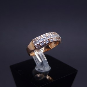 Gold ring with zircons