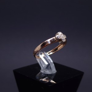 Gold ring with zircons