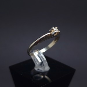 White gold ring with diamond