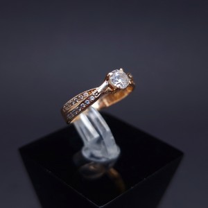 Gold ring with zircons