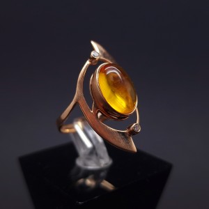 Vintage gold ring with amber