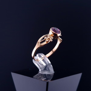 Vintage gold ring with colored stone