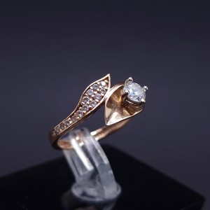 Gold ring with zircons