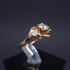 Gold ring with zircons