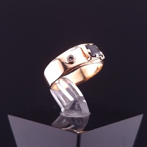 Gold ring with colored stones