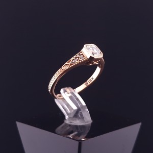 Gold ring with diamonds