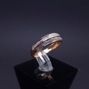 Gold ring with diamonds