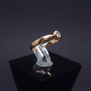 Gold ring with diamond