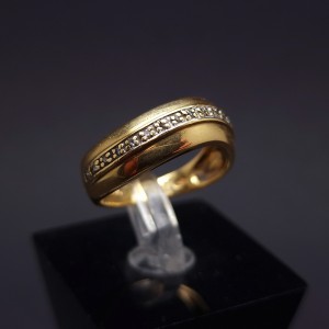 Gold ring with diamonds